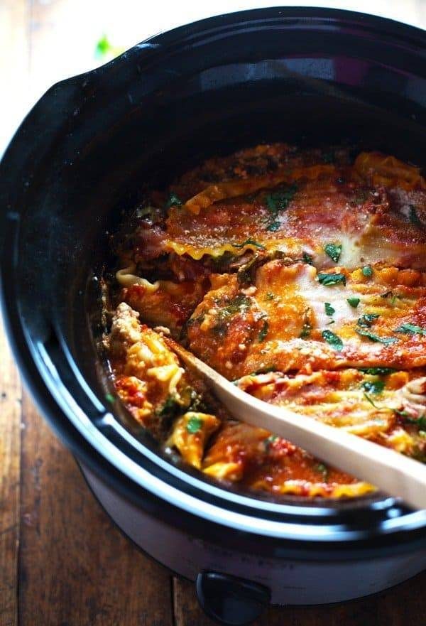 Super Easy Skinny Veggie Crockpot Lasagna - a handful of simple ingredients for a healthy family dinner. | https://perdida-de-grasa.today