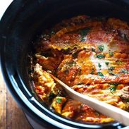 Super Easy Skinny Veggie Crockpot Lasagna - a handful of simple ingredients for a healthy family dinner. | https://perdida-de-grasa.today