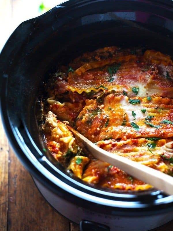 Super Easy Skinny Veggie Crockpot Lasagna - a handful of simple ingredients for a healthy family dinner. | https://perdida-de-grasa.today