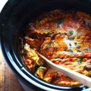 Super Easy Skinny Veggie Crockpot Lasagna - a handful of simple ingredients for a healthy family dinner. | https://perdida-de-grasa.today