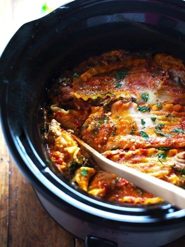 Super Easy Skinny Veggie Crockpot Lasagna - a handful of simple ingredients for a healthy family dinner. | https://perdida-de-grasa.today