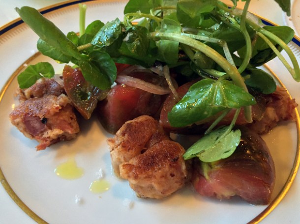 alheira with rocket, onions and tomatoes at taberna do mercado