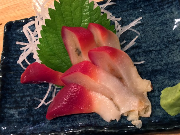 surf clam sashimi at sakagurakomachuu